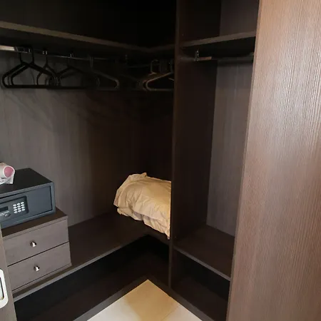 Ξενοδοχείο με διαμερίσματα Del Prado 4*